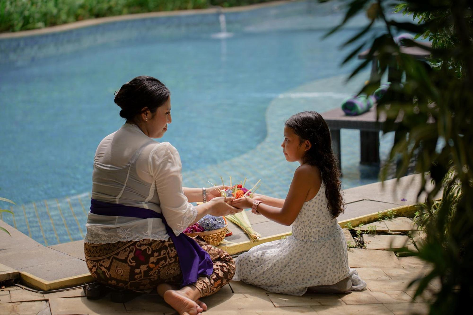 Royal Tulip Springhill Resort Jimbaran Экстерьер фото A Balinese mother and daughter