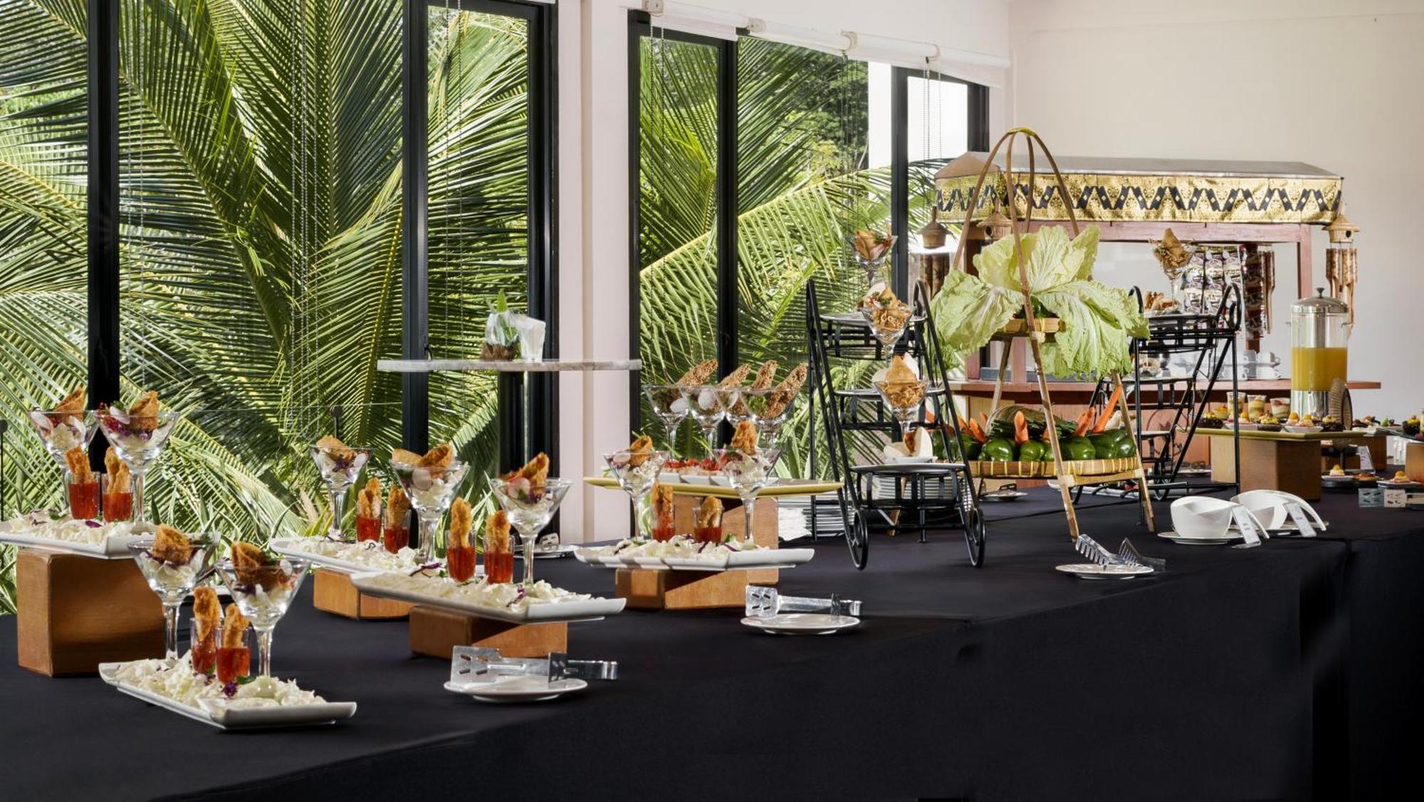 Royal Tulip Springhill Resort Jimbaran Экстерьер фото A cocktail reception