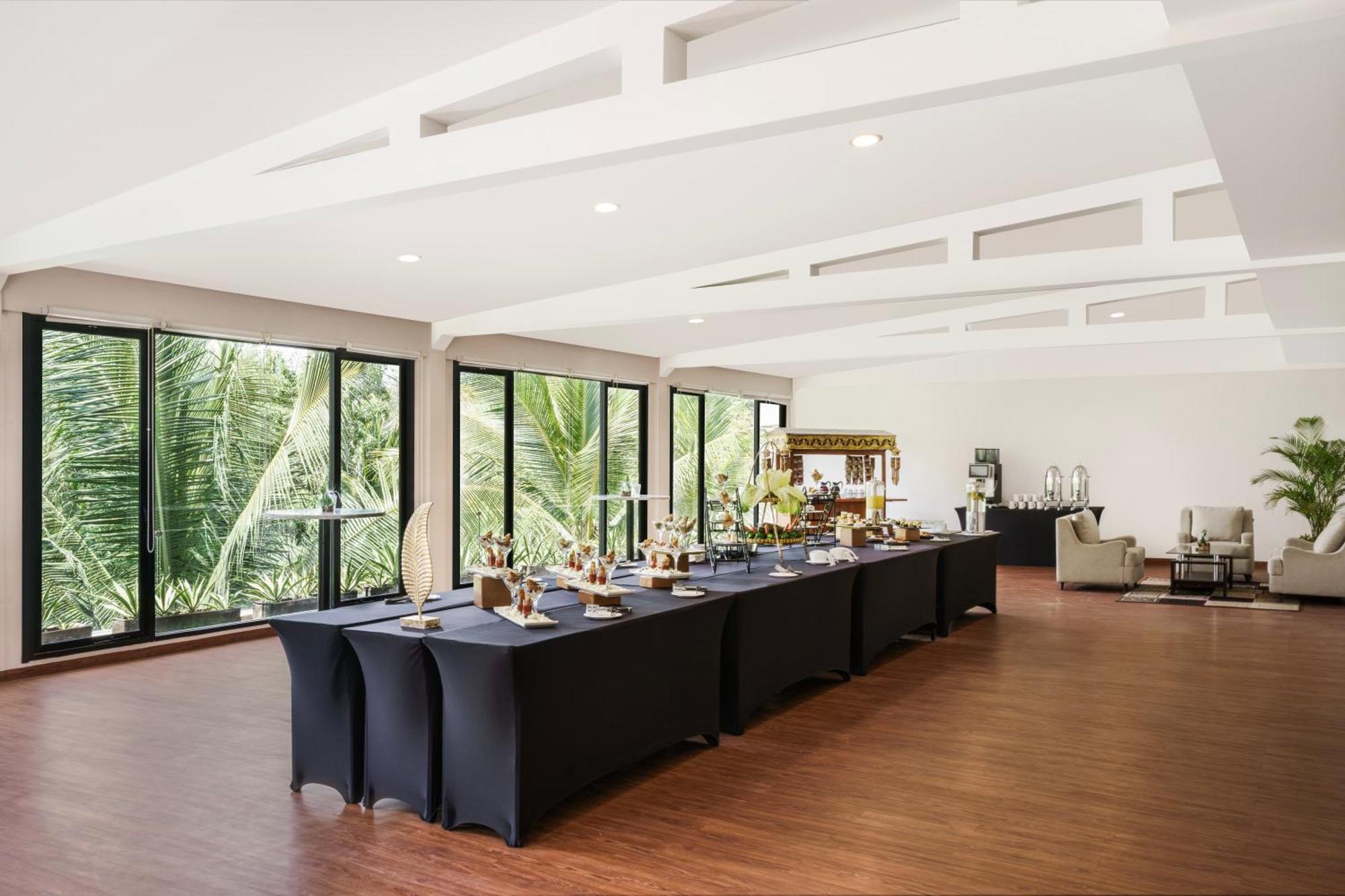 Royal Tulip Springhill Resort Jimbaran Экстерьер фото The meeting room
