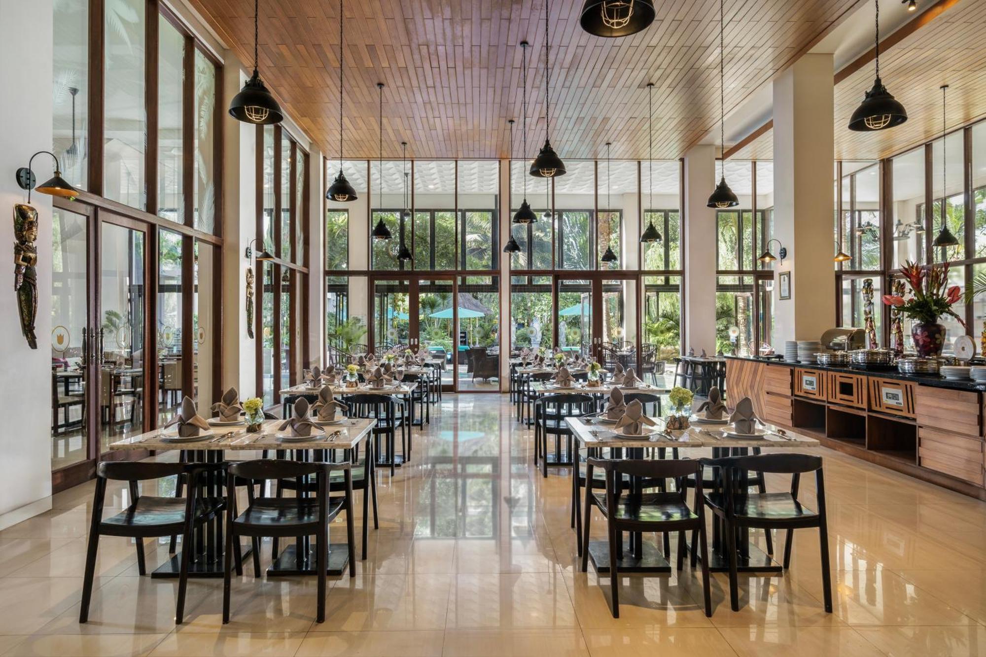 Royal Tulip Springhill Resort Jimbaran Экстерьер фото The restaurant at the hotel