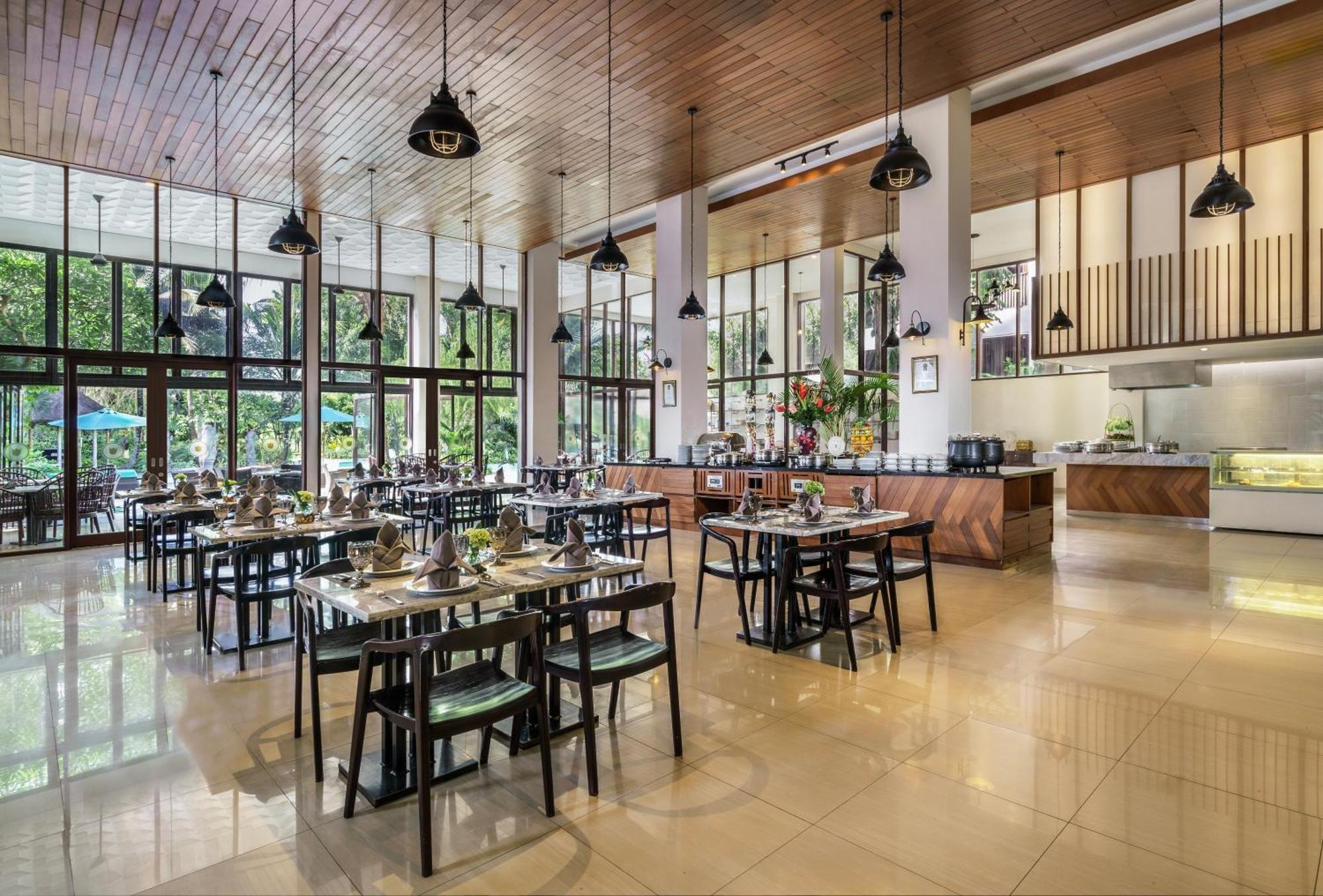 Royal Tulip Springhill Resort Jimbaran Экстерьер фото The restaurant at the hotel
