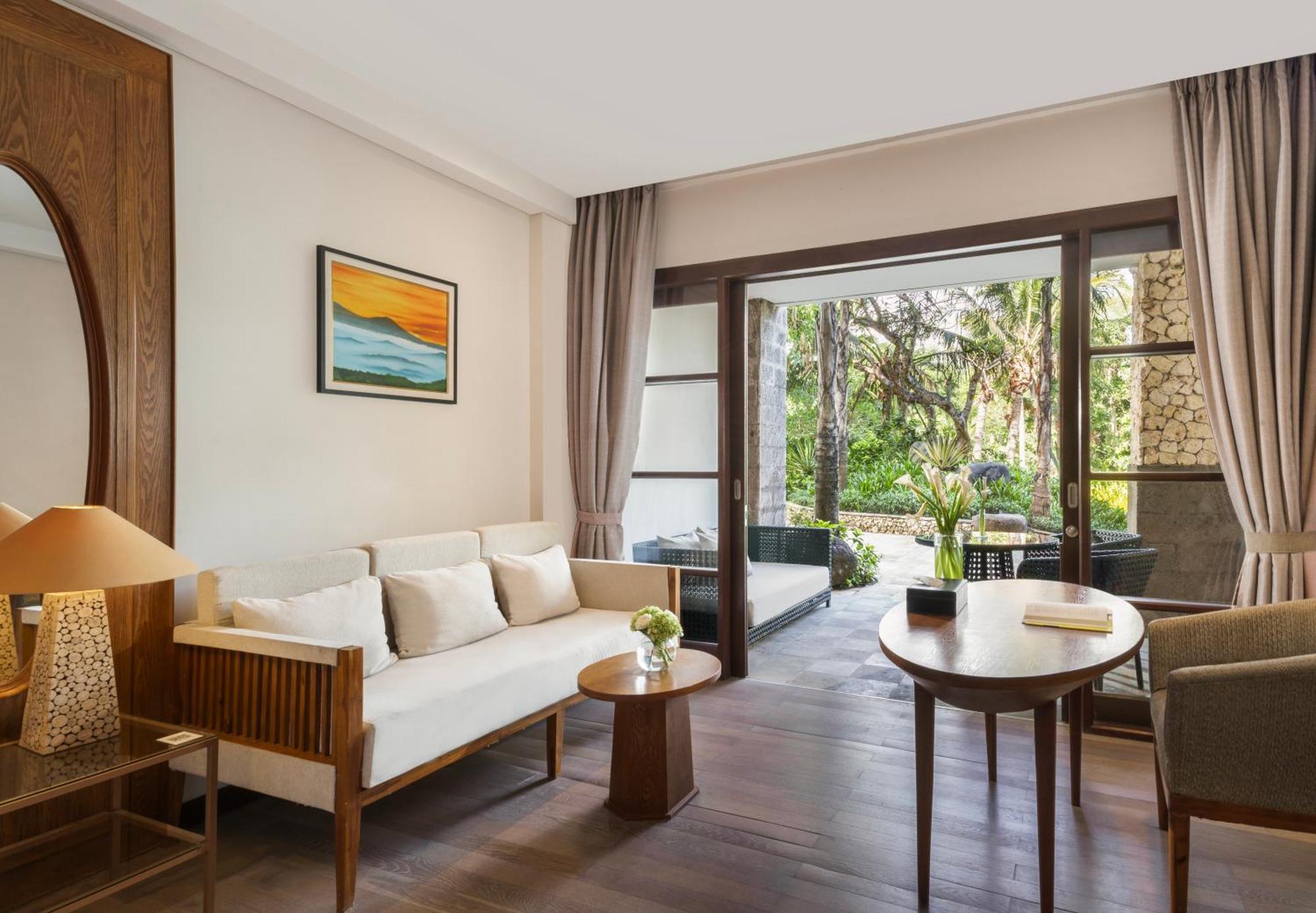Royal Tulip Springhill Resort Jimbaran Экстерьер фото A suite at the hotel